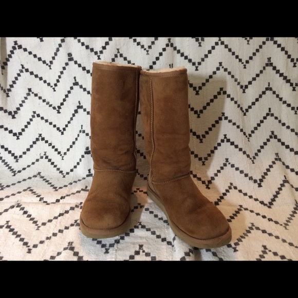 Shoes - Uggs Tall Chestnut size 7